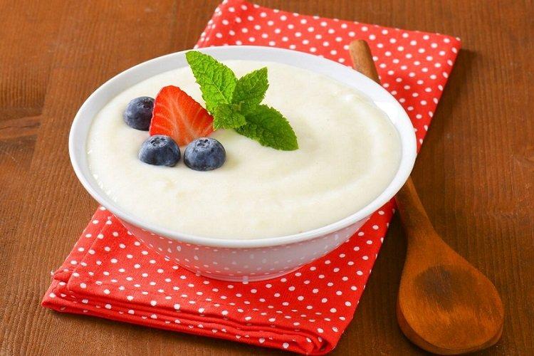 Bouillie de semoule de lait dans une mijoteuse