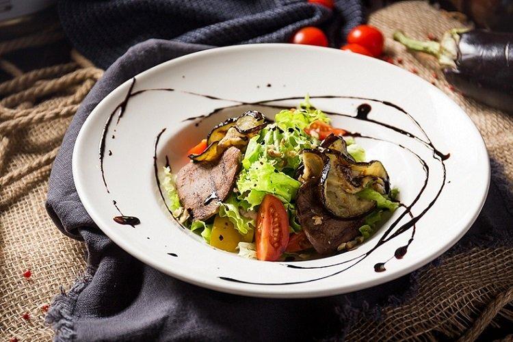 Salade d'aubergines avec langue