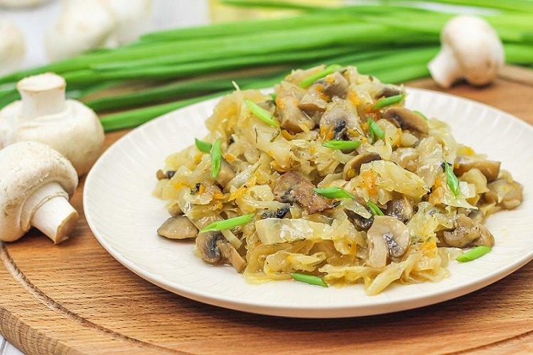 Chou mijoté aux champignons à la crème sure