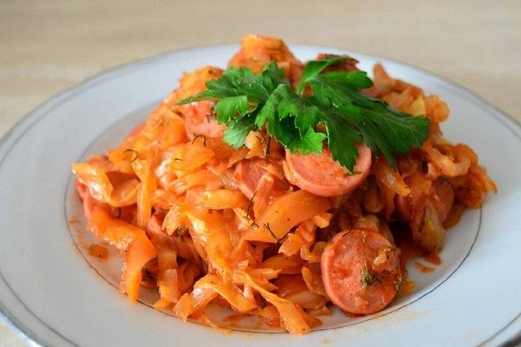 Chou mijoté avec des saucisses