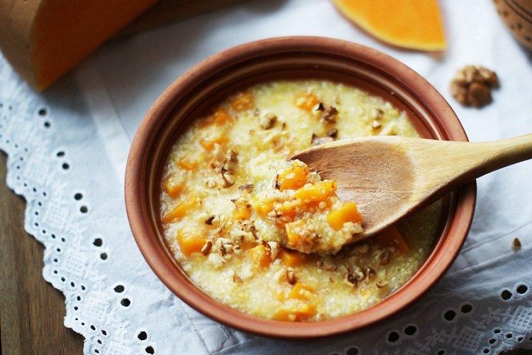 Bouillie de maïs à la citrouille et aux noix