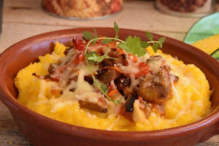 Bouillie de maïs aux aubergines et au fromage