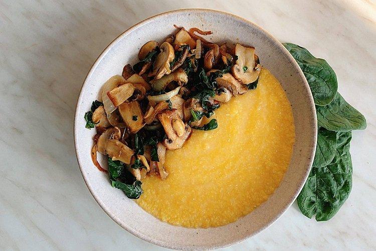 Bouillie de maïs aux champignons et aux épinards