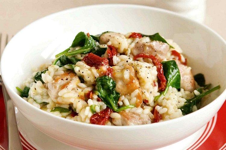 Bouillie de riz aux épinards et tomates séchées