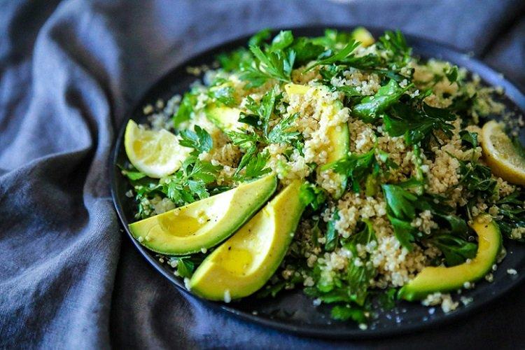 Bouillie de blé avec avocat et herbes