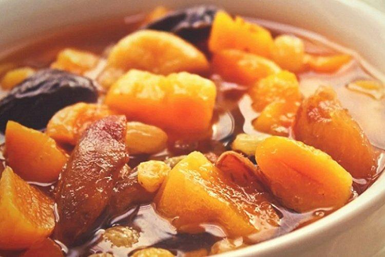 Compote de fruits secs, cannelle et zeste d'orange