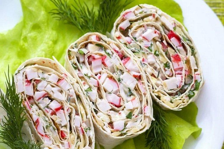 Lavash avec bâtonnets de crabe et fromage
