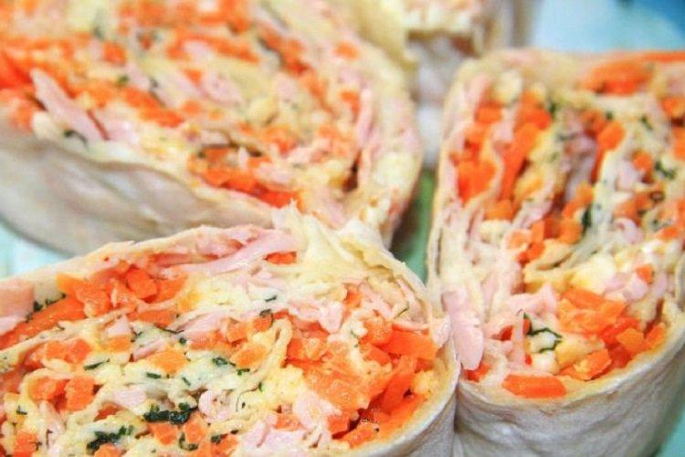 Lavash farci aux carottes coréennes, fromage et saucisses