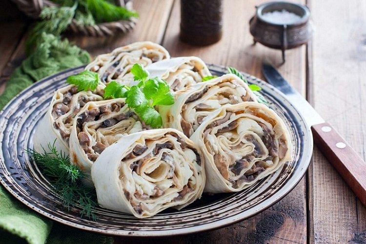 Lavash aux champignons, oignons et œufs