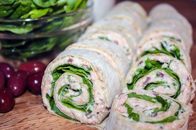 Lavash farci au poulet, fromage à la crème et épinards