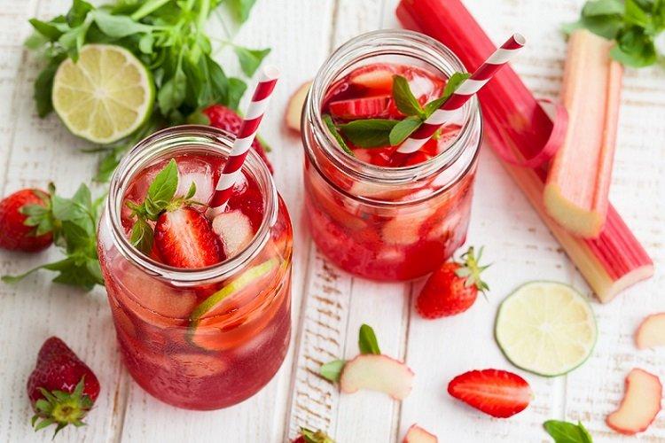 Compote de rhubarbe, fraise et citron vert