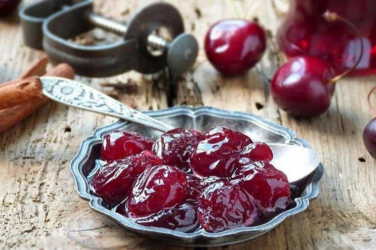 Confiture de cerises douces dans une mijoteuse