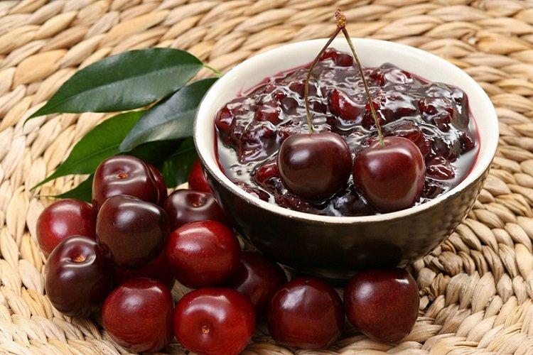 Confiture de cerises et de mûres