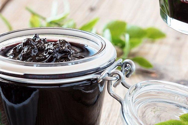 Confiture de chèvrefeuille dans une mijoteuse