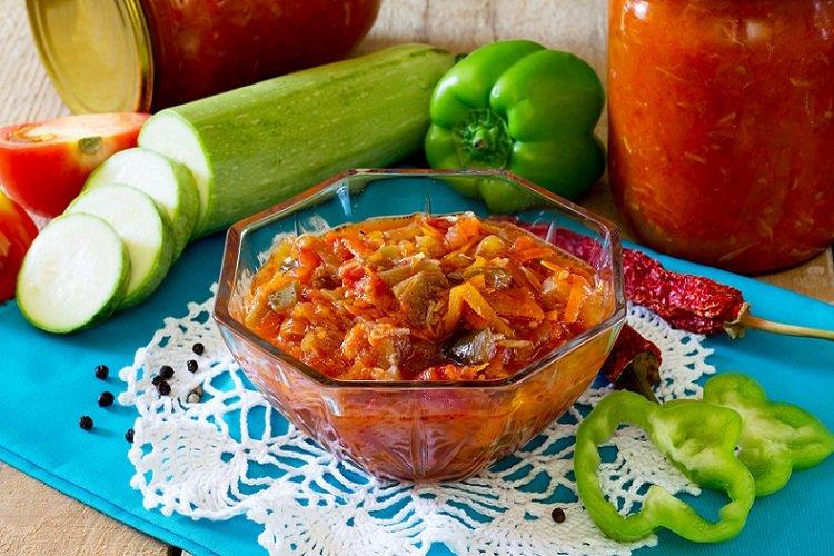 Courgettes mijotées avec porc et légumes dans une sauce sucrée