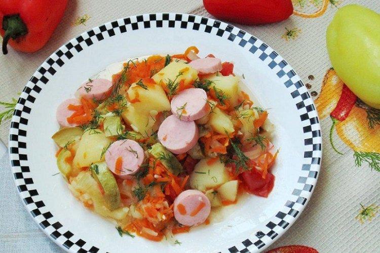 Compotée de courgettes avec pommes de terre et saucisses