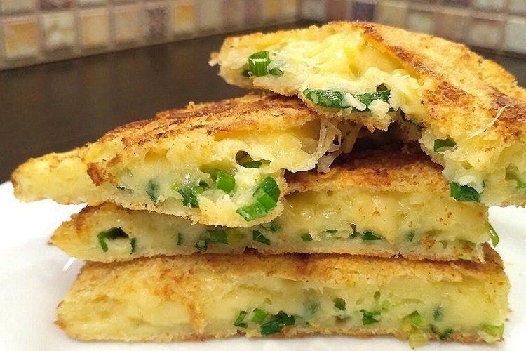 Gâteaux au fromage avec oeuf et herbes