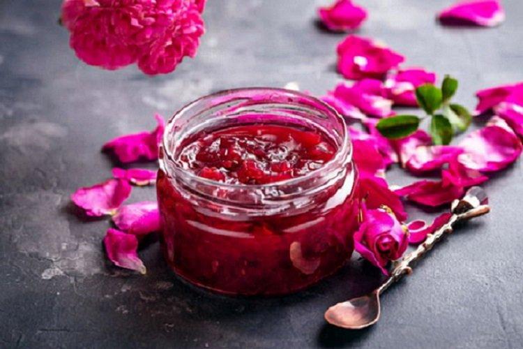 La recette classique de confiture de pétales de rose