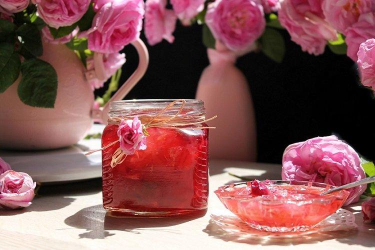 Confiture aux pétales de rose et jus d'orange