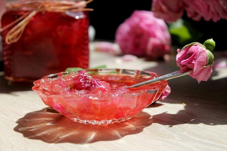 Confiture de pétales de rose Pyatiminutka