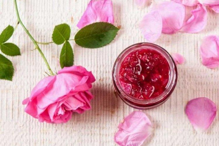 Confiture aux pétales de rose et à l'huile de rose