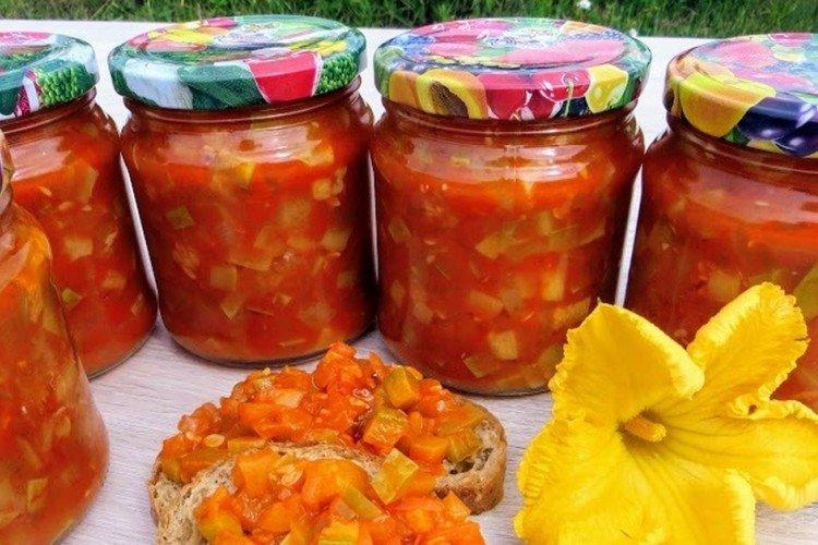 Salade d'ananas, tomates et courgettes pour l'hiver