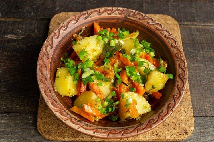 Pommes de terre sautées aux oignons et carottes