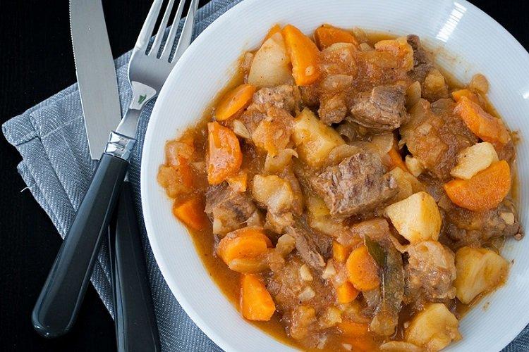 Pommes de terre à l'étouffée avec de la viande