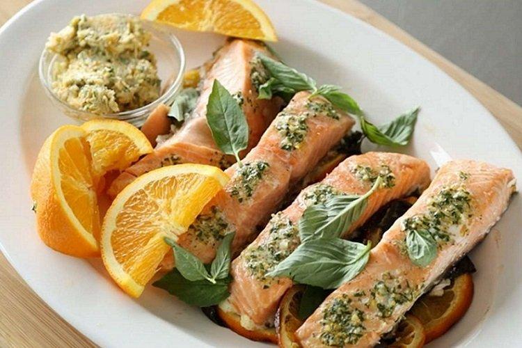 Poisson rouge au four avec oranges, ail et menthe