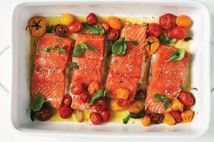 Poisson rouge aux tomates cerises et basilic au four