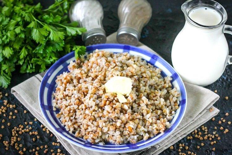 Bouillie de sarrasin avec du lait dans une mijoteuse