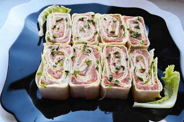 Rouleau de lavash au poisson rouge et fromage à la crème