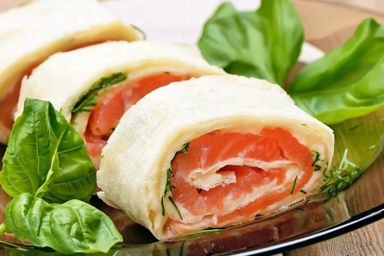 Rouleau de lavash au poisson rouge et basilic