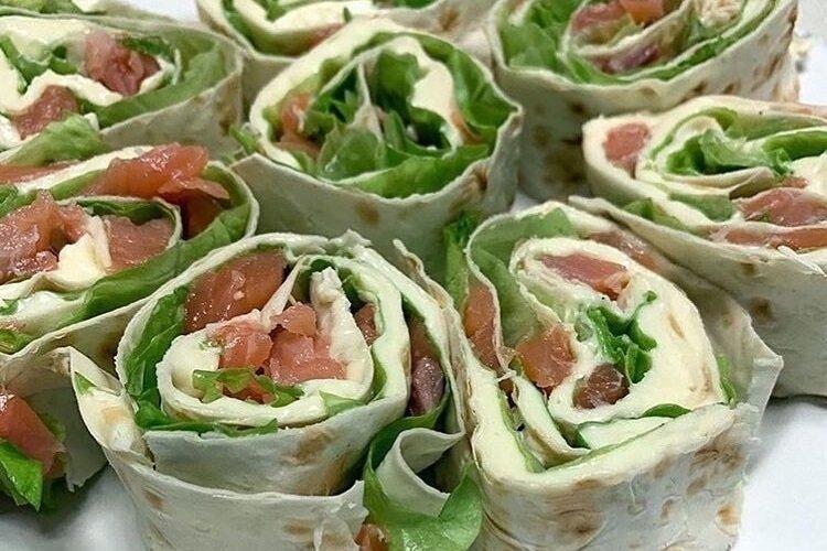 Rouleau de lavash au poisson rouge, fromage et épinards