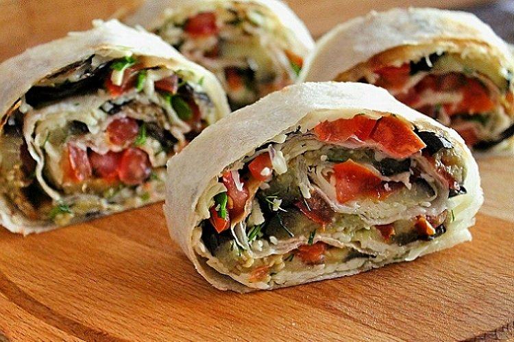 Poisson rouge au chou et tomates dans du pain pita