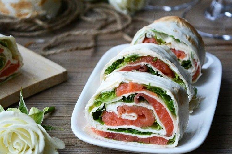 Rouleau de lavash au poisson rouge et roquette