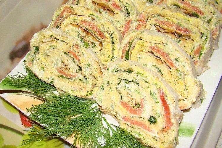 Rouleau de lavash au poisson rouge, fromage et œuf