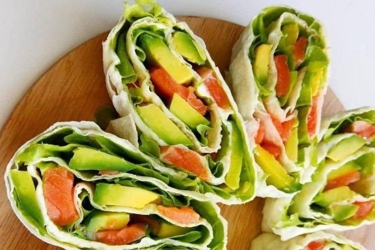 Poisson rouge à l'avocat dans du pain pita