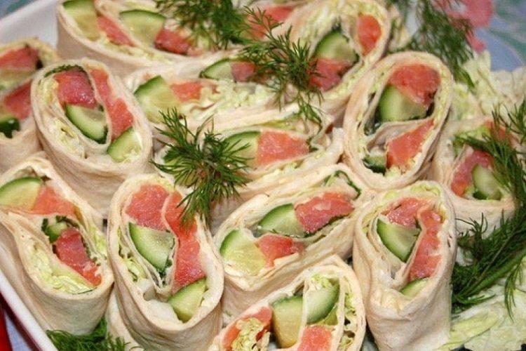 Rouleau de lavash au saumon, chou chinois et concombres