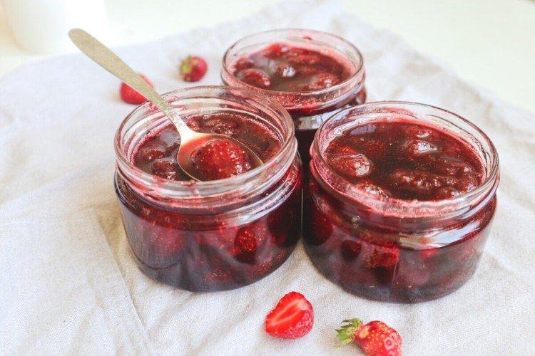 Confiture de fraises surgelée aux baies entières