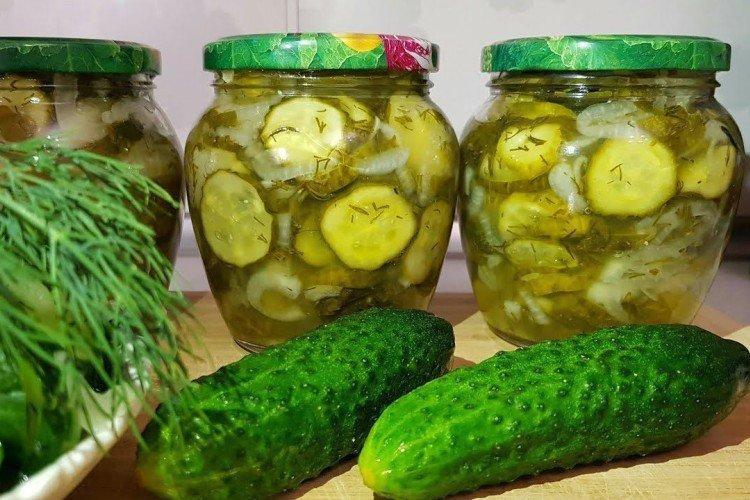 Salade de concombres et céleri pour l'hiver
