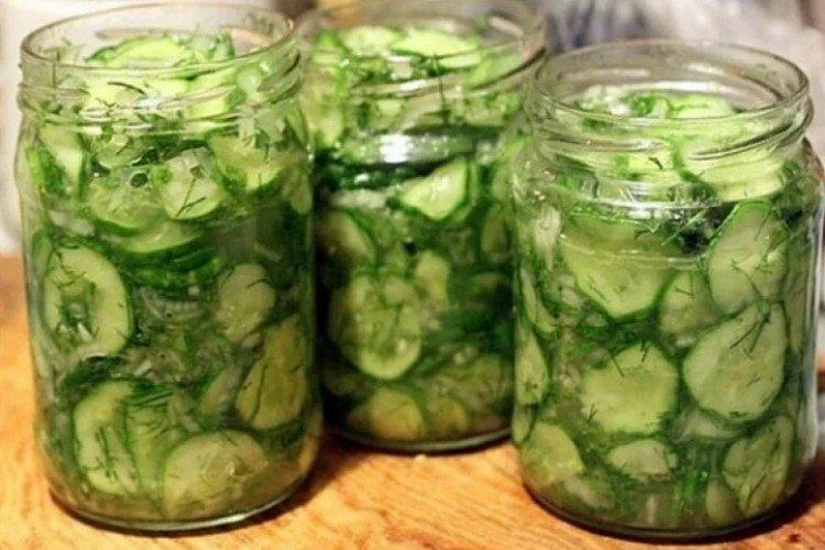 Salade de concombres et d'herbes pour l'hiver
