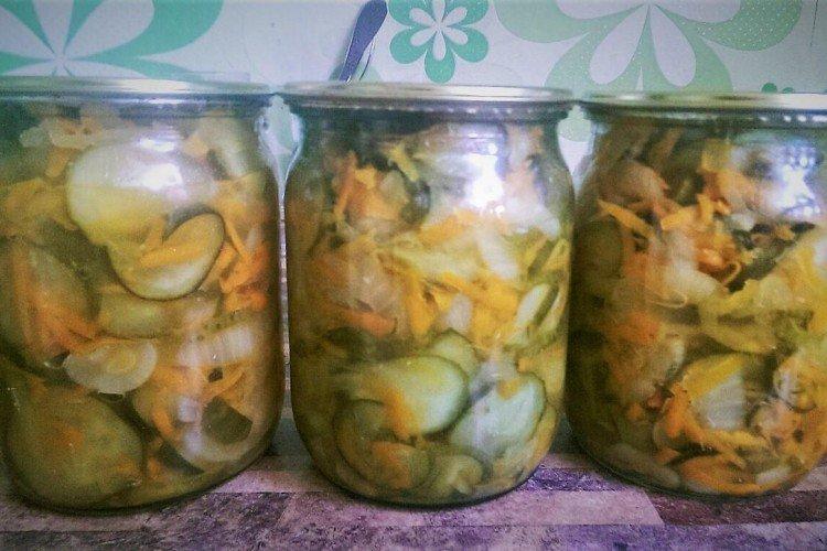 Salade de concombres et carottes pour l'hiver