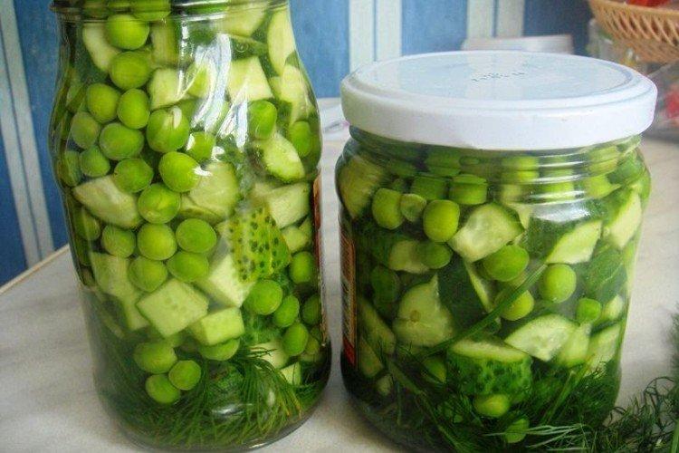 Salade d'hiver de concombres aux petits pois