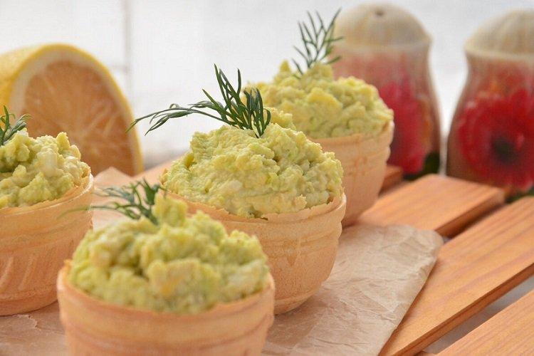 Tartelettes à l'avocat et aux œufs