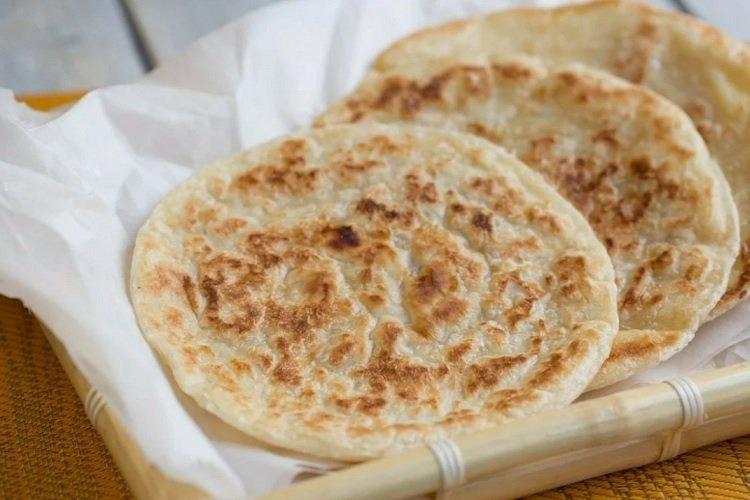 Gâteaux de farine de riz dans une casserole