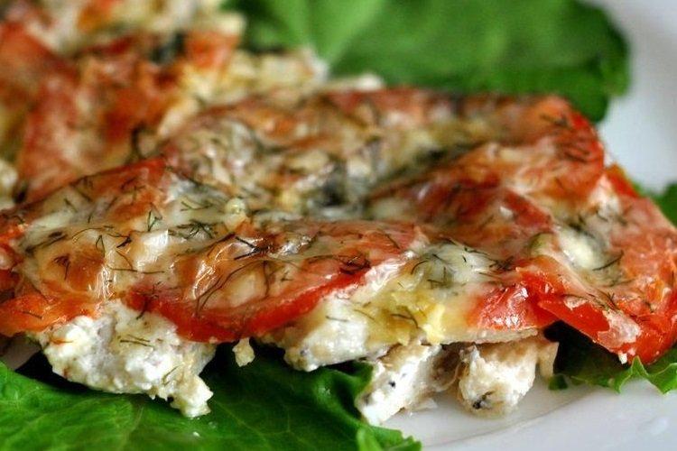 Flet avec fromage et tomates au four