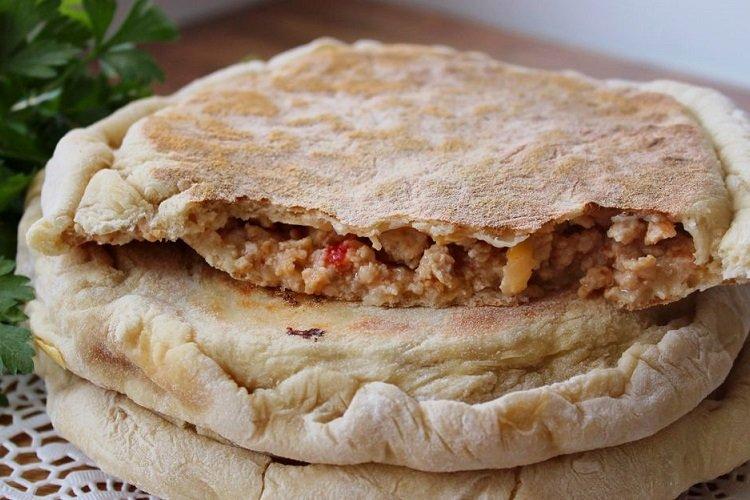 Tortillas avec viande hachée et légumes dans une poêle