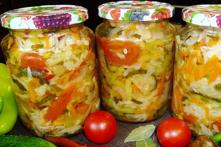 Courgettes aux concombres, tomates et carottes