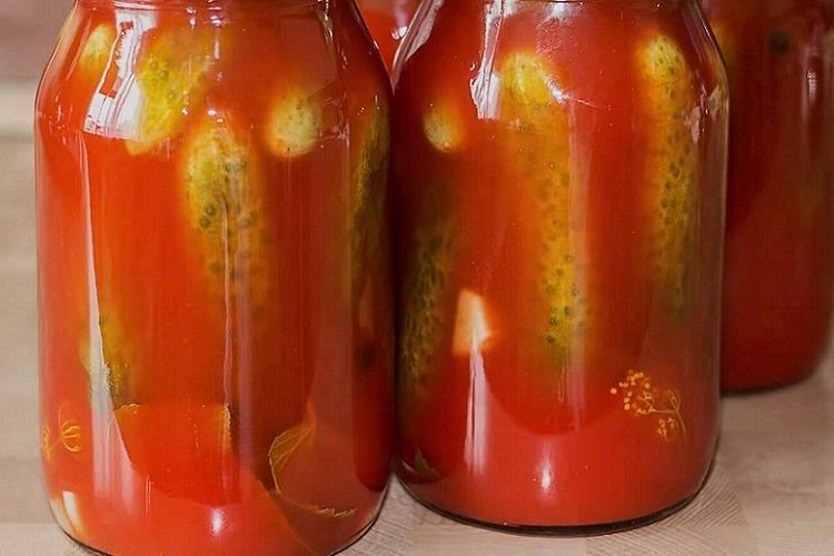 Concombres à la sauce tomate pour l'hiver